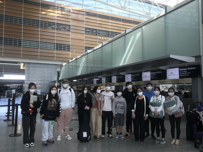 More than 340 Vietnamese citizens return home from US - 1