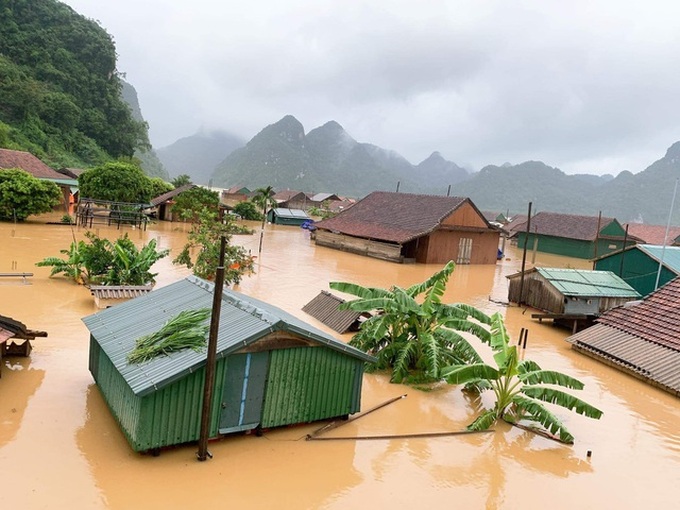 Floating shelters house people in Vietnam’s flood-hit areas - 4