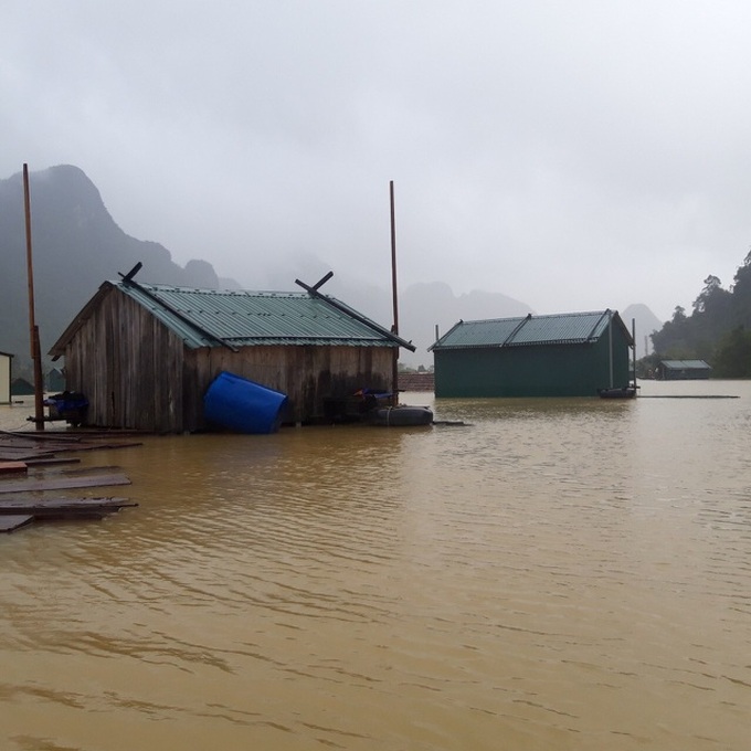 Floating shelters house people in Vietnam’s flood-hit areas - 5