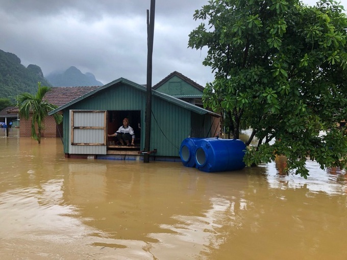 Floating shelters house people in Vietnam’s flood-hit areas - 2