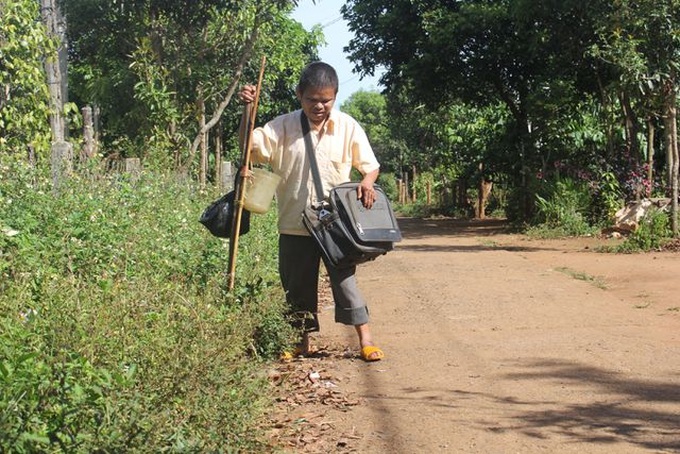 Blind man struggles to take care of cancer mother - 1