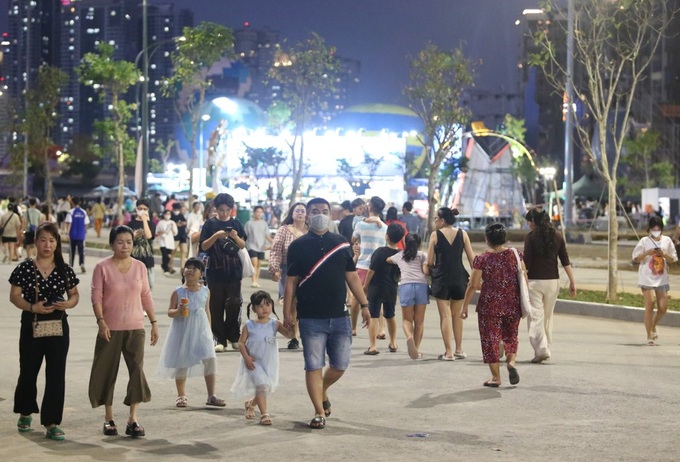 Sunflower field by Saigon River attract visitors - 6 Sunflower field by Saigon River attract visitors - 6