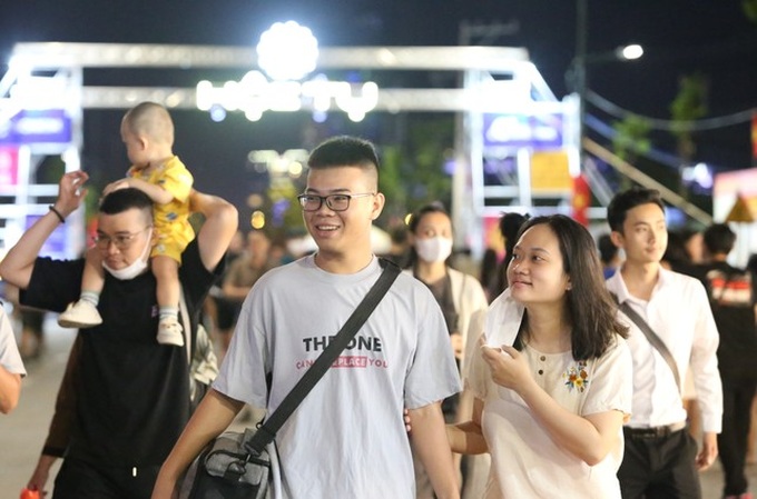 Sunflower field by Saigon River attract visitors - 8 Sunflower field by Saigon River attract visitors - 8