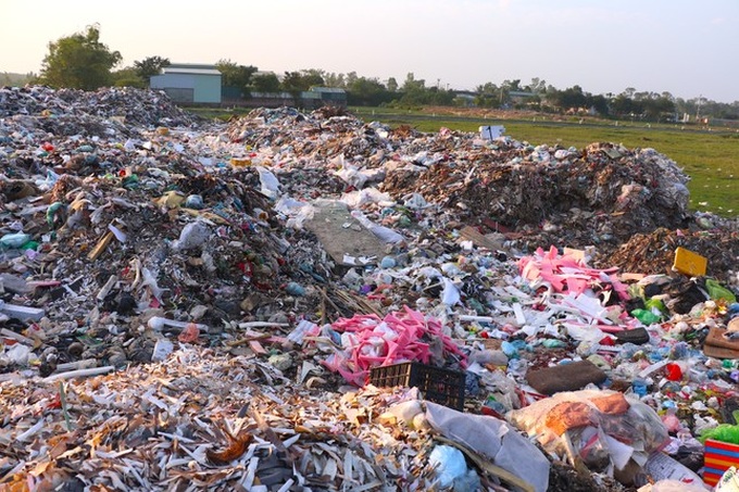 Unlicensed landfill plagues Hanoians - 2