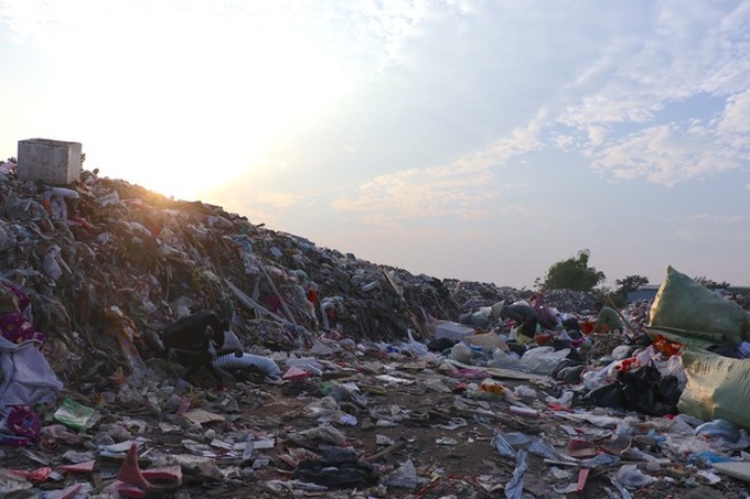 Unlicensed landfill plagues Hanoians - 4