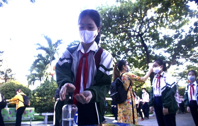 Danang students return to schools under strict regulations - 2