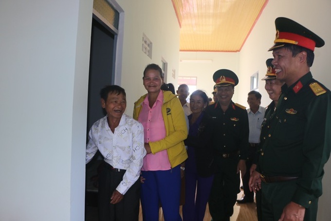 Family receive house donated by Dantri readers - 1 Family receive house donated by Dantri readers - 1