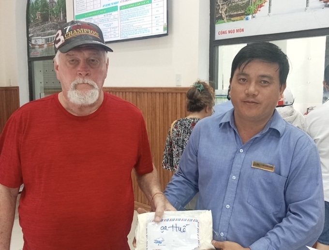 Foreigner has lost wallet returned on train - 1