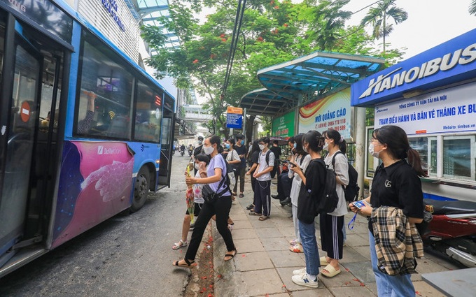 Hanoi bus passengers numbers improve from Covid low - 1 Hanoi bus passengers numbers improve from Covid low - 1