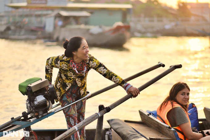 Cai Rang floating market attract foreign tourists - 7