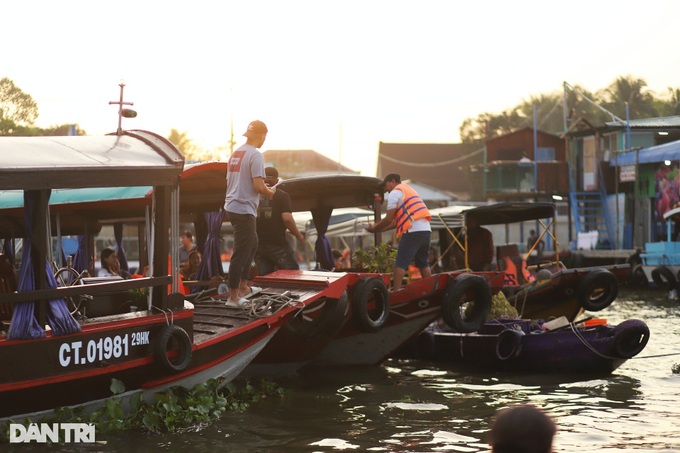 Cai Rang floating market attract foreign tourists - 1