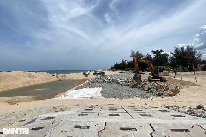 Hundreds mobilised to reinforce Thua Thien-Hue dyke - 2