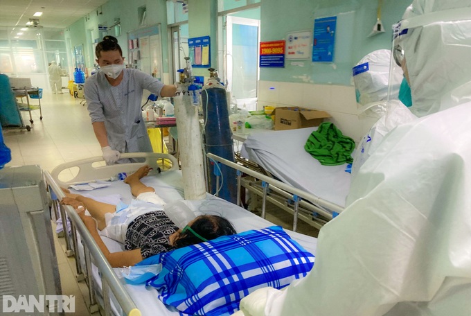 Helpful Covid-19 patient takes care of others at Ho Chi Minh City hospital - 1
