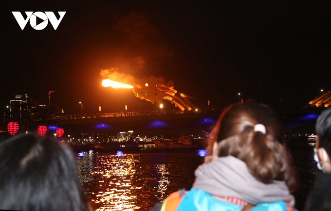 Fire and water shows to be held at iconic Danang bridge - 1