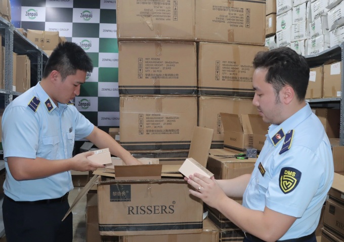 Over 10,000 perfume bottles of unclear origin seized in Hanoi - 1