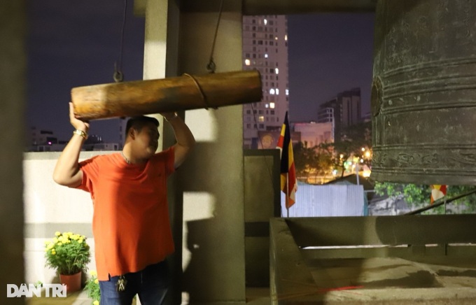 Thousands flock to pagodas on first day of Lunar New Year - 6