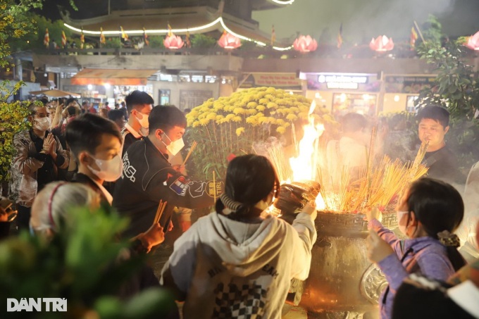 Thousands flock to pagodas on first day of Lunar New Year - 7