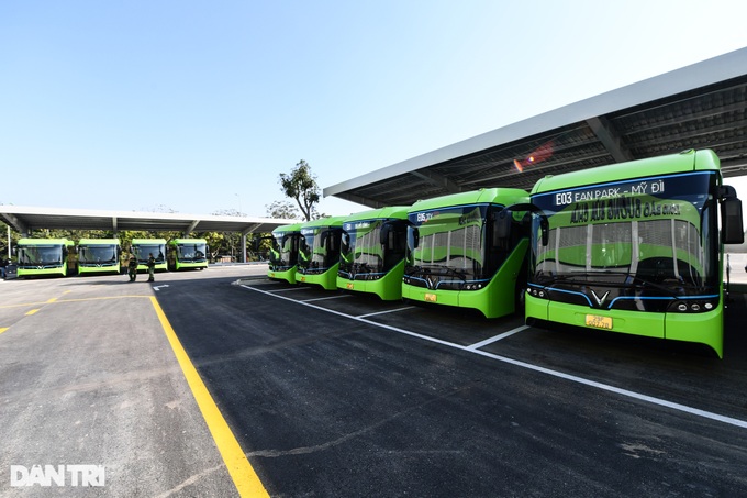 First electric bus route opens in Hanoi - 1