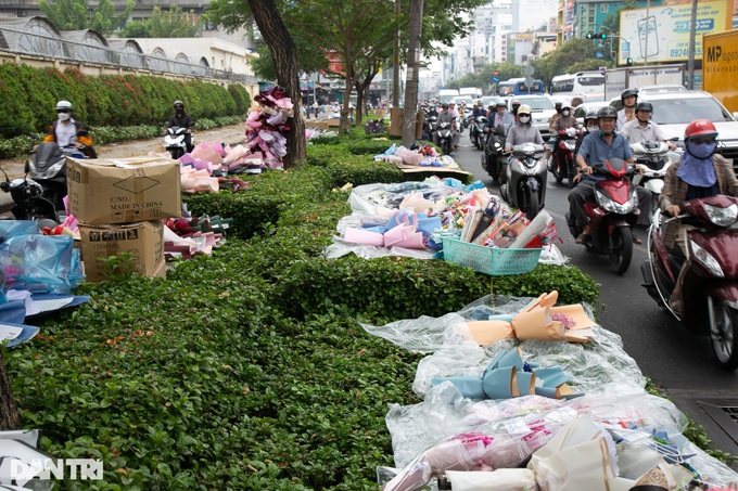 Hanoi, HCM City busier on Women’s Day - 1