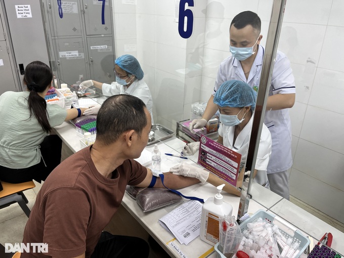 Hanoi hospital receives nearly 300 patients during extra check-up hours. - 3