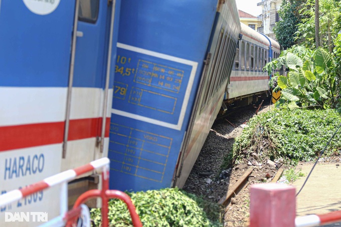 Train derails in Hue - 4