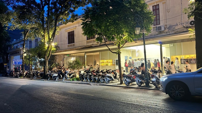Hanoi milk tea shop attracts customers with early morning services - 1