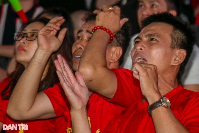 Vietnam football fans disappointed following Indonesia defeat - 9