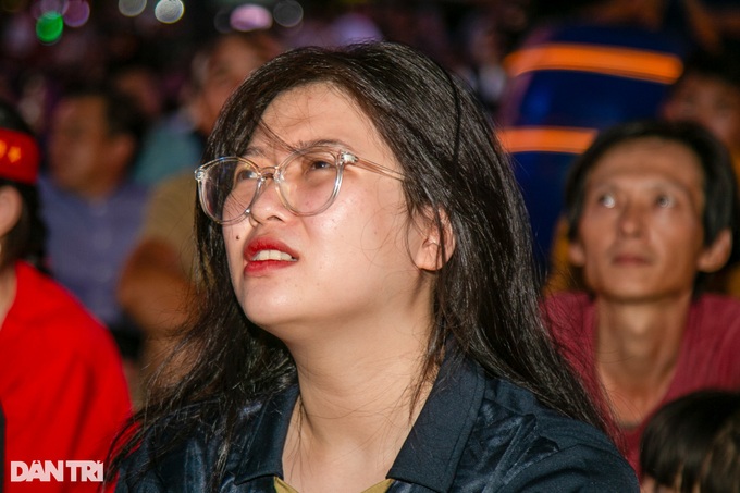 Vietnam football fans disappointed following Indonesia defeat - 3