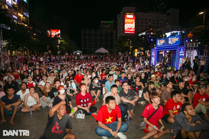 Vietnam football fans disappointed following Indonesia defeat - 2