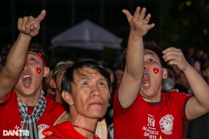 Vietnam football fans disappointed following Indonesia defeat - 1