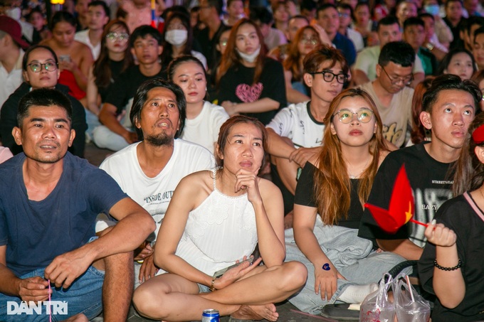 Vietnam football fans disappointed following Indonesia defeat - 8