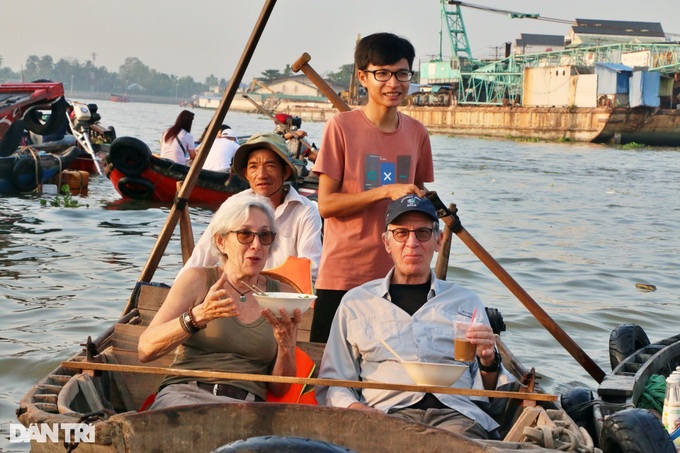 Cai Rang floating market attract foreign tourists - 4