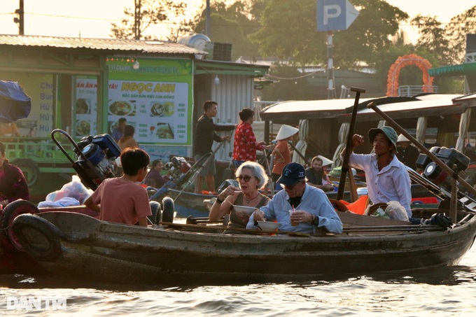 Cai Rang floating market attract foreign tourists - 3