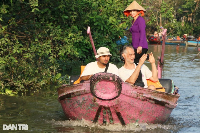 Cai Rang floating market attract foreign tourists - 2