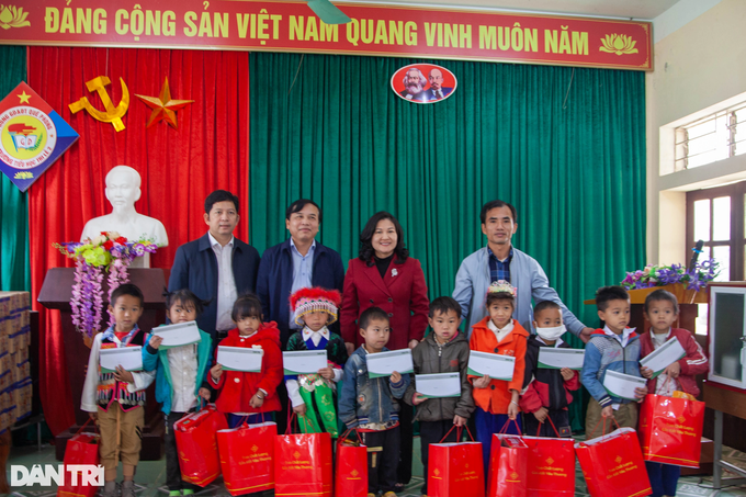 MOLISA deputy minister gives presents to Nghe An people - 3