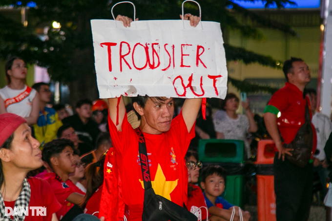 Vietnam football fans disappointed following Indonesia defeat - 5