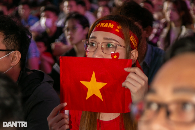 Vietnam football fans disappointed following Indonesia defeat - 6