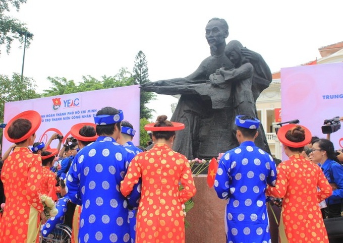 100 couples join group wedding in HCM City - 2