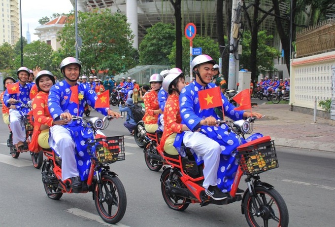 100 couples join group wedding in HCM City - 3