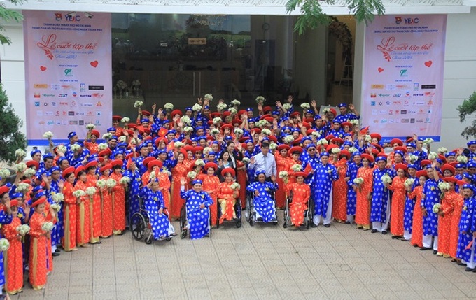 100 couples join group wedding in HCM City - 1