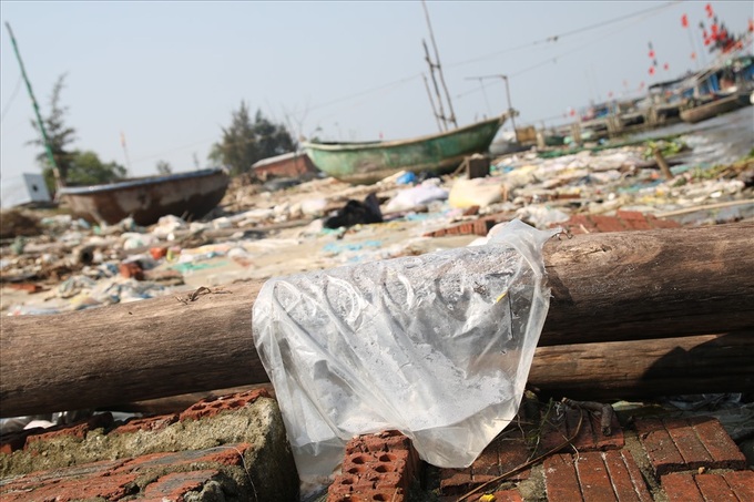 Litter covers beach near Hoi An Town - 8 Litter covers beach near Hoi An Town - 8
