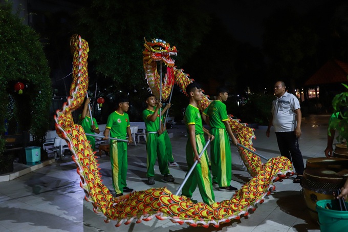 HCM City dragon dance club gathers street boys - 1