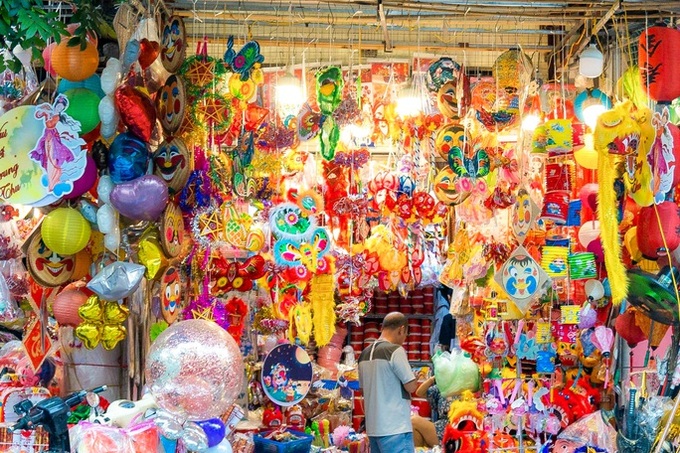 Hanoi street bustles as Mid-Autumn festival nears - 2