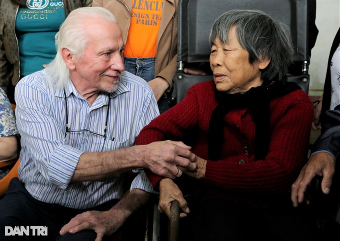 US war veteran returns war diary to Vietnamese family - 2