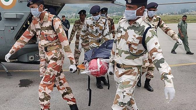 India brings down dead Himalayas climbers - 1