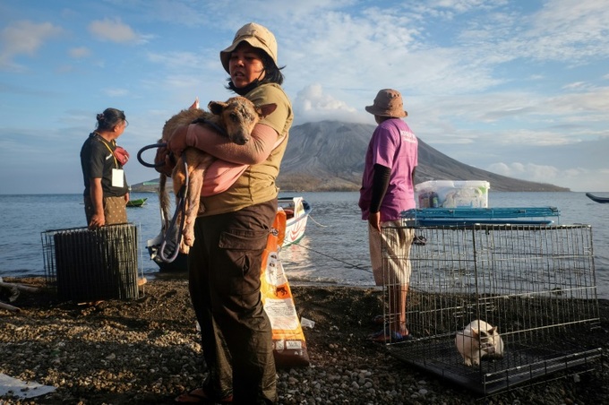 Rescuers brave Indonesia volcano eruptions to save pets - 1