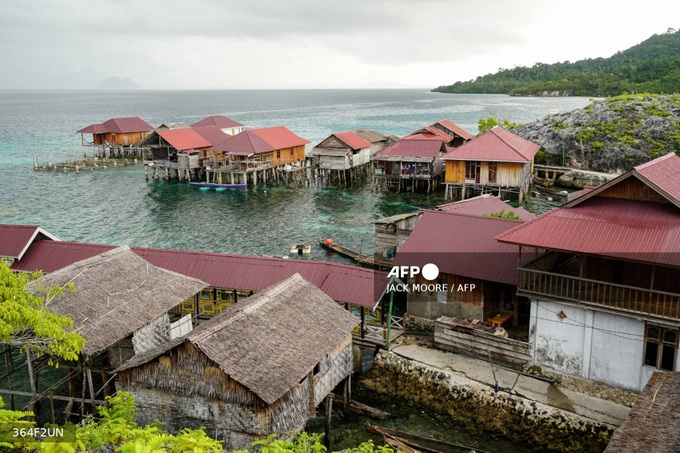 Indonesia's sea nomads turn to jobs on land - 1 Indonesia's sea nomads turn to jobs on land - 1