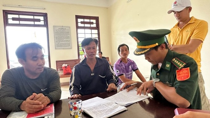 Three rescued after seven hours drifting at sea - 1