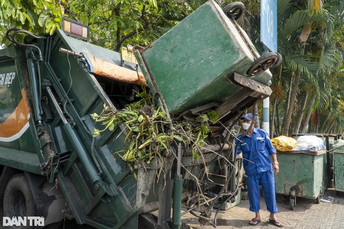 Environment workers protect HCM City canal - 8 Environment workers protect HCM City canal - 8
