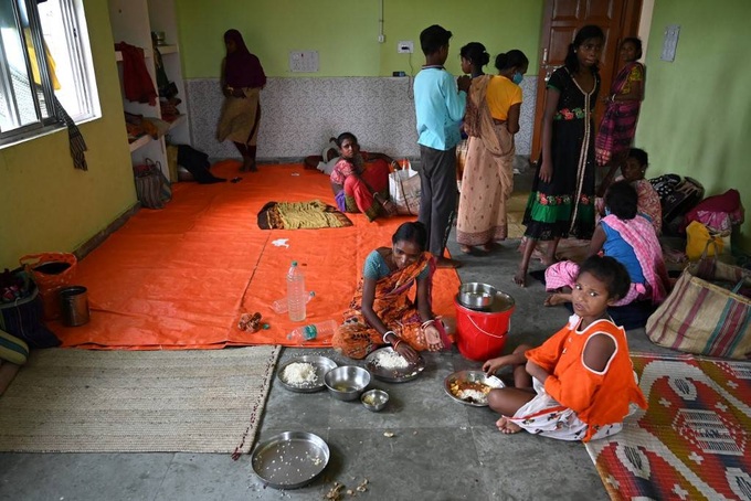 Hundreds of thousands take shelter as new cyclone bears down on India - 1